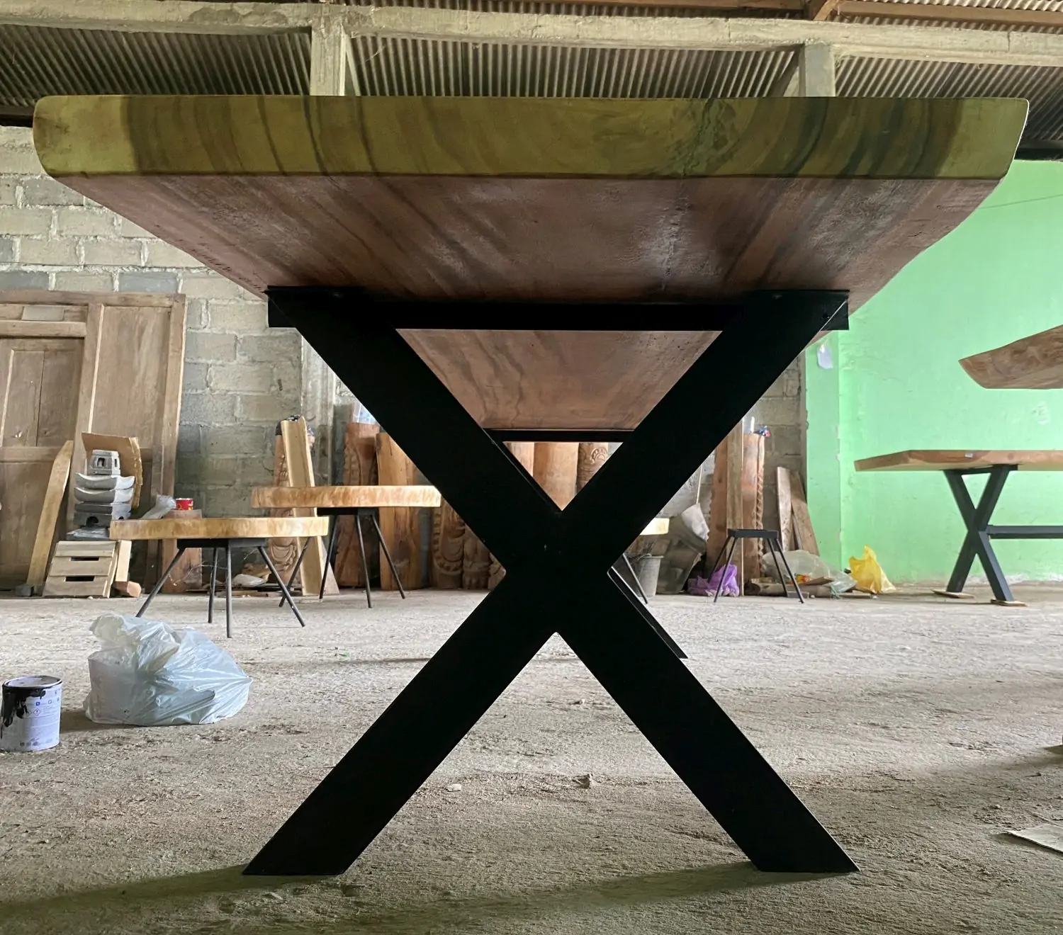  Product image 7 of the product “Natural wood table suar with metal legs X-style, 304cm length, 115cm width, 83.5cm height. Table top 7cm thickness ”